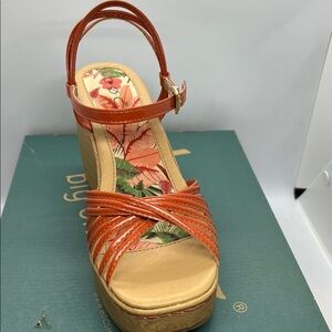 NEW  B.O.C ORANGE CATALINA PLATFORM WEDGE WOMENS SANDALS
SIZE 8